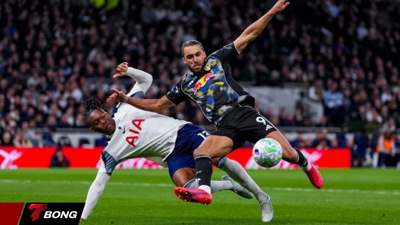 Người hùng Tel 'tặng' penalty, Leeds chớp thời cơ gỡ hòa